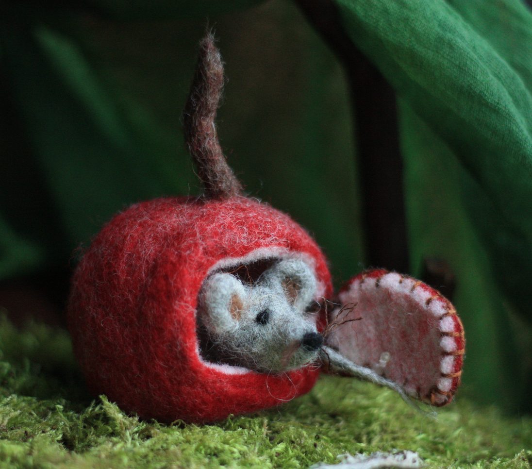Gefilzte Maus in gefilztem Apfelhäuschen