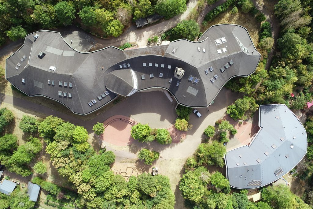 Das Schul- und Kindergartengebäude aus der Vogelperspektive