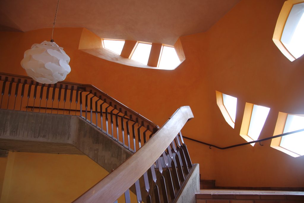 Treppenhaus und Fensterelemente in der typischen Architektur von Waldorfschulen.