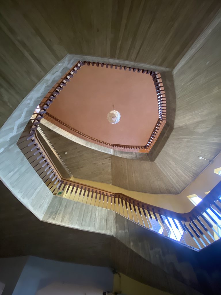 Die Betonwendeltreppe im Treppenhaus der Waldorfschule Trier von unten aufgenommen.