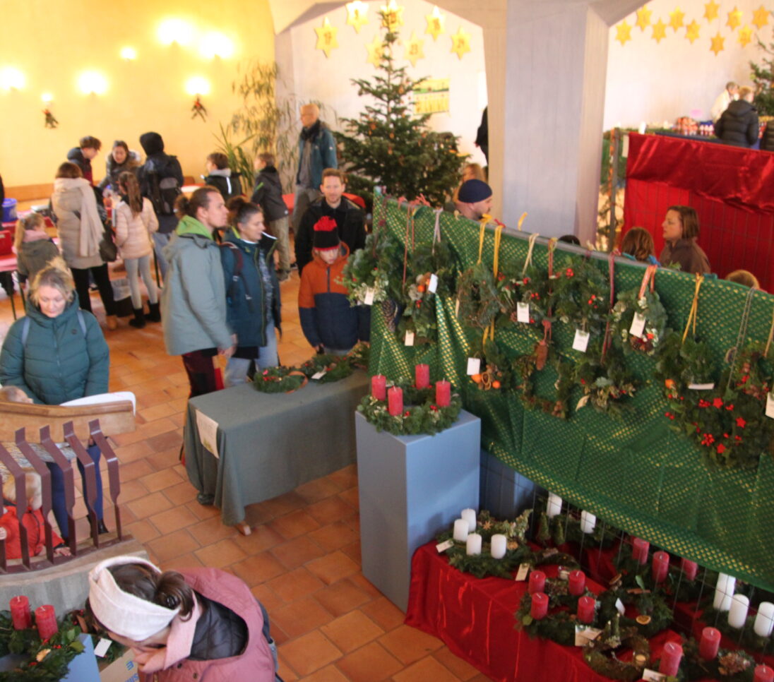Schulhalle am Adventsbasar mit Verkaufsständen