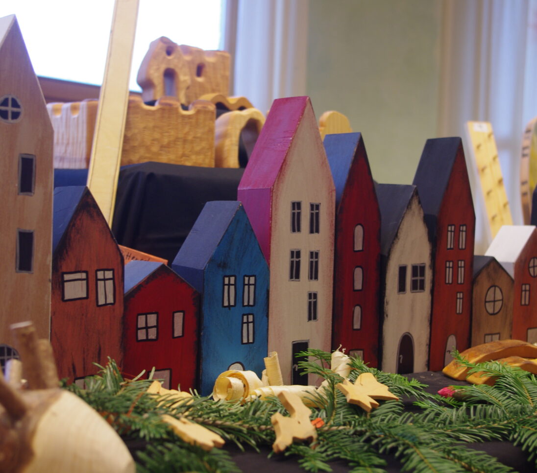 Werkarbeiten aus Holz, eine kleine Häuserreihe